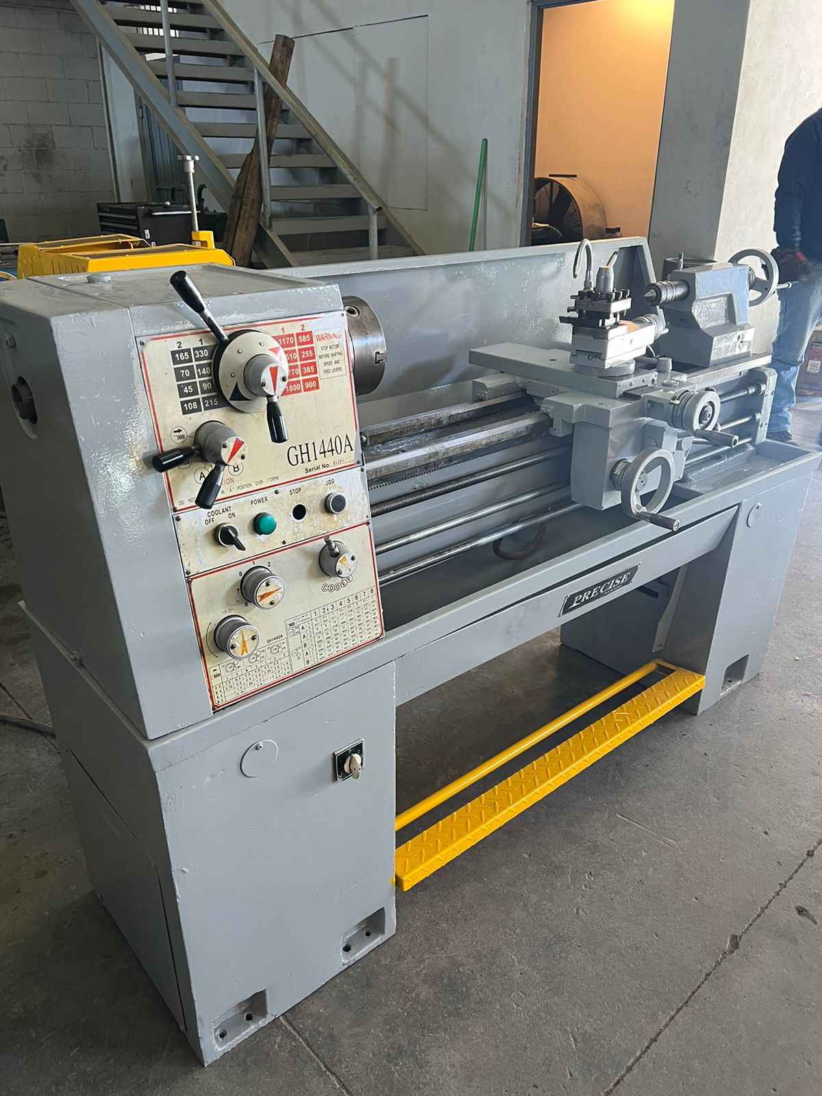 MP312-torno_precise_14x40,_8_de_volteo_sobre_carro_rosca_estandar_y_mm