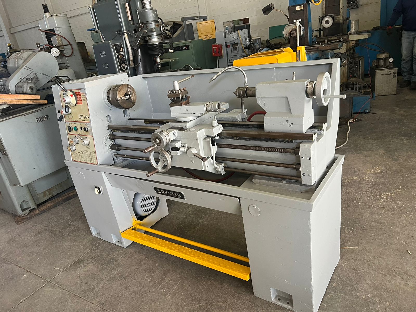 MP312-torno_precise_14x40,_8_de_volteo_sobre_carro_rosca_estandar_y_mm