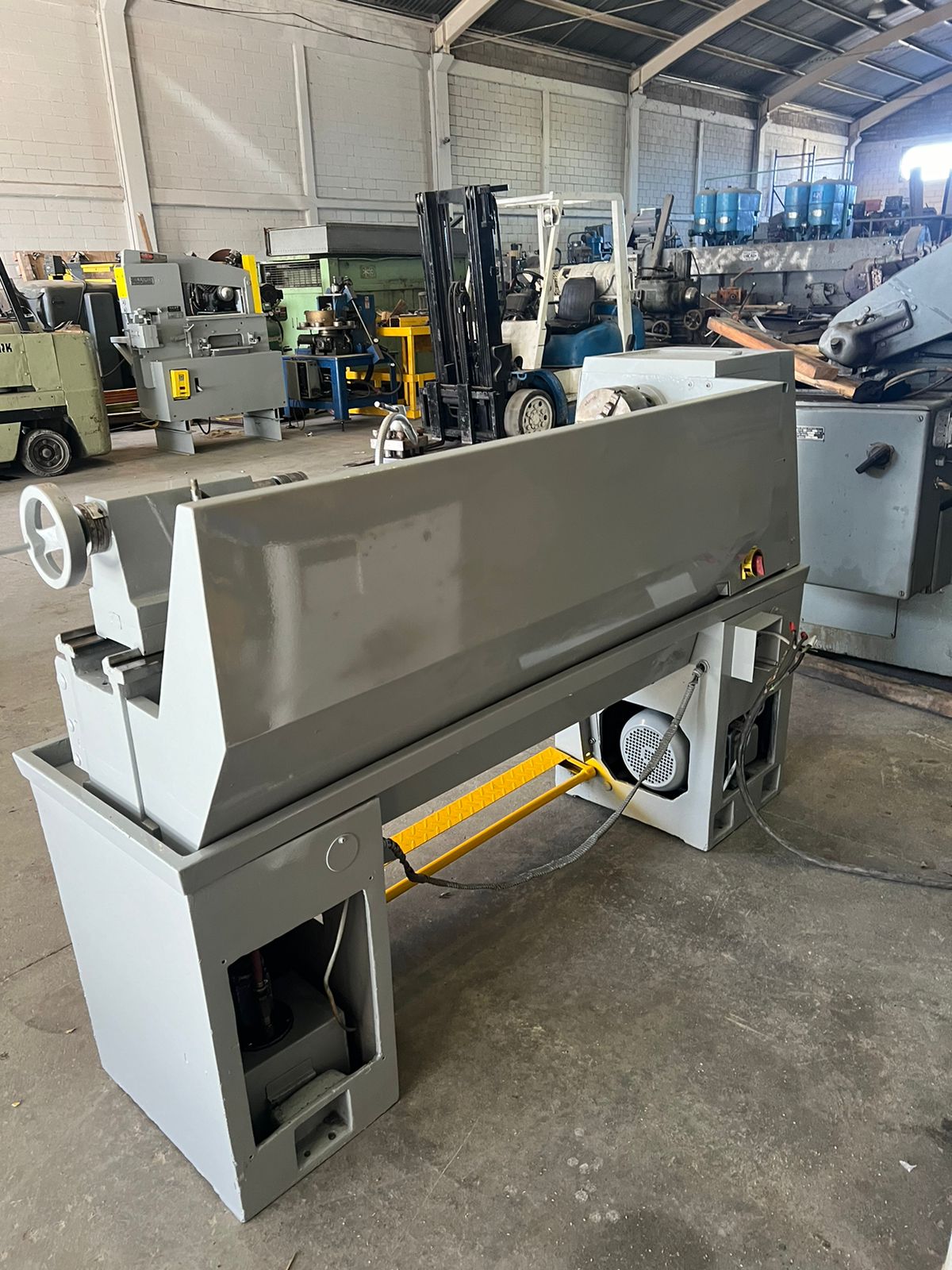 MP312-torno_precise_14x40,_8_de_volteo_sobre_carro_rosca_estandar_y_mm