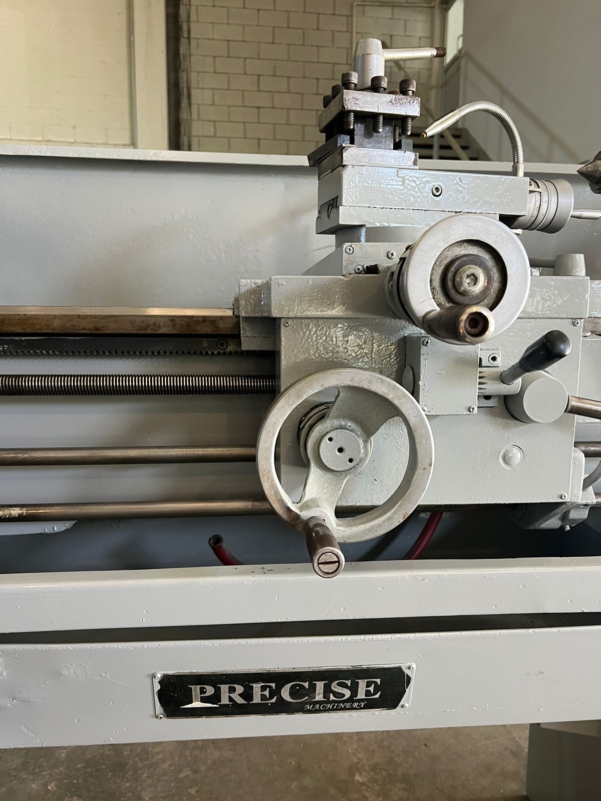 MP312-torno_precise_14x40,_8_de_volteo_sobre_carro_rosca_estandar_y_mm