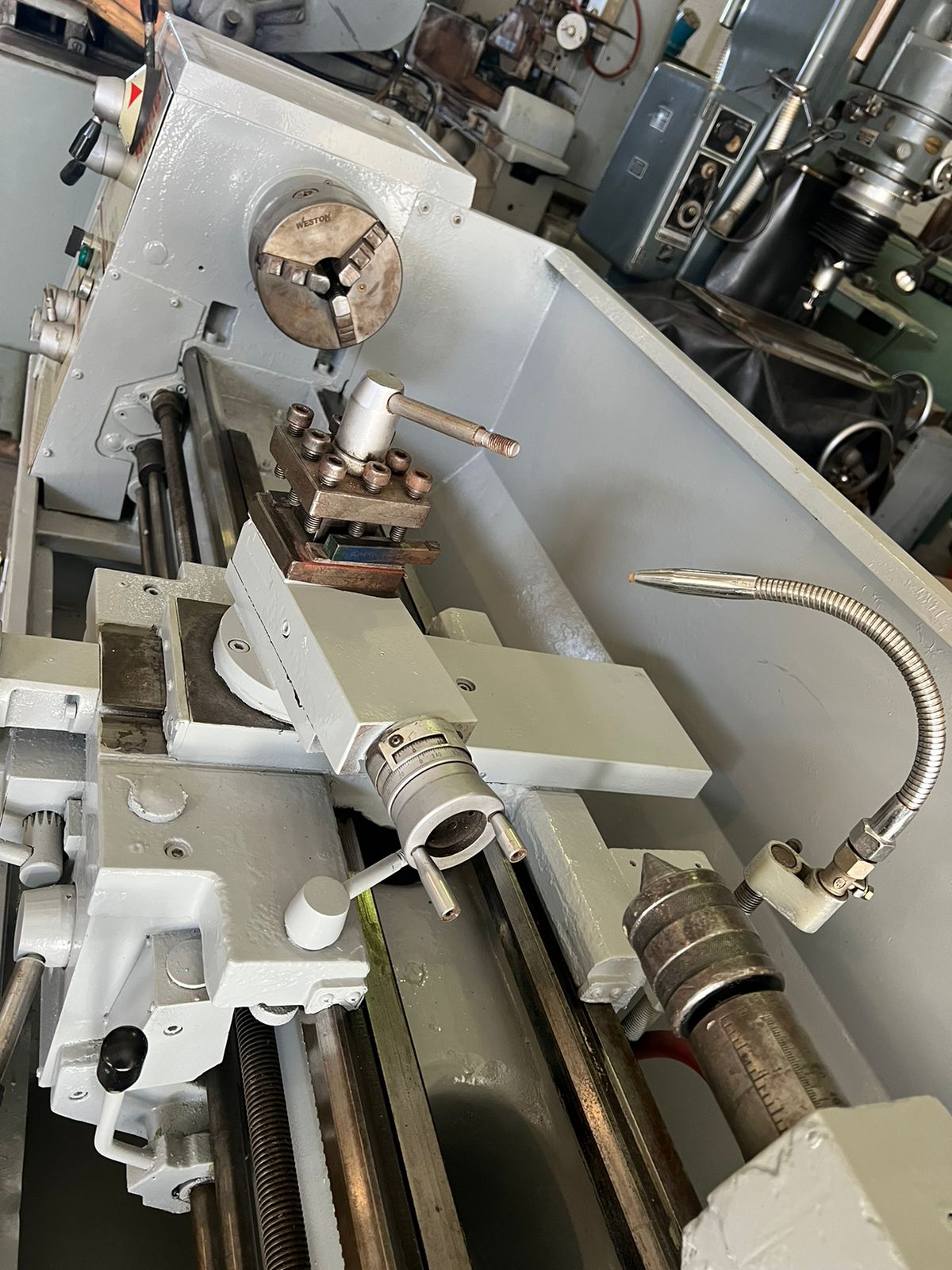 MP312-torno_precise_14x40,_8_de_volteo_sobre_carro_rosca_estandar_y_mm