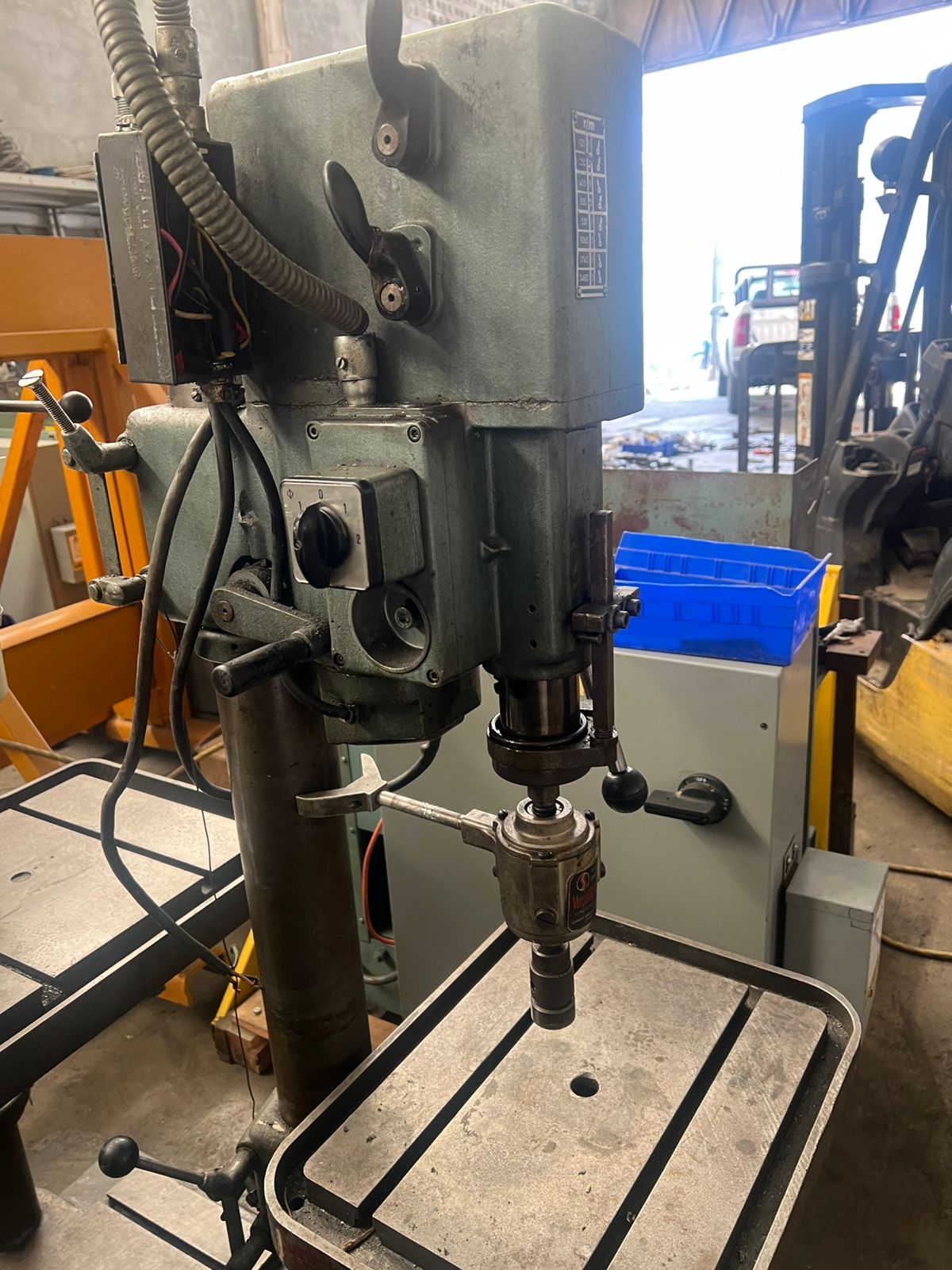 MP698-taladro_engranado_con_machuelador