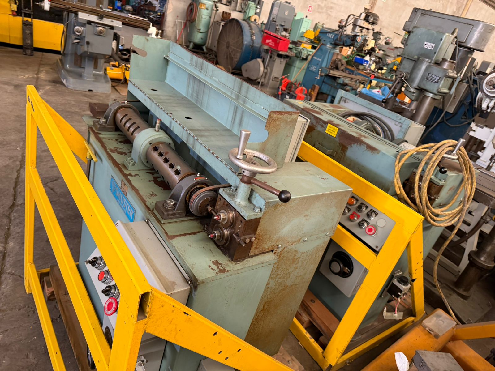 MP704-enderezadora_de_alambre_shuster