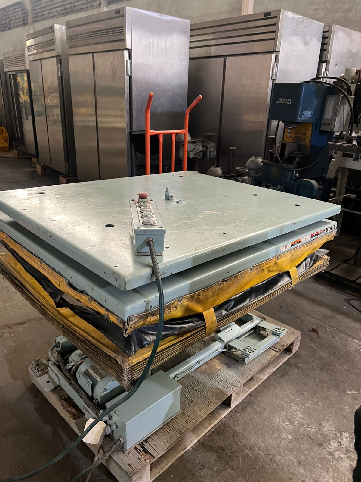 MP716-mesa_elevadora_39x48_hidraulica_1500_libras